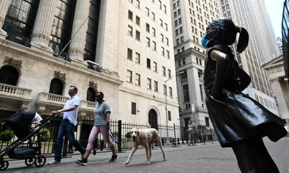 Wall Street: Άλμα στους δείκτες – Απειλή για έναν παγκόσμιο εμπορικό πόλεμο έφεραν οι δασμοί Τραμπ